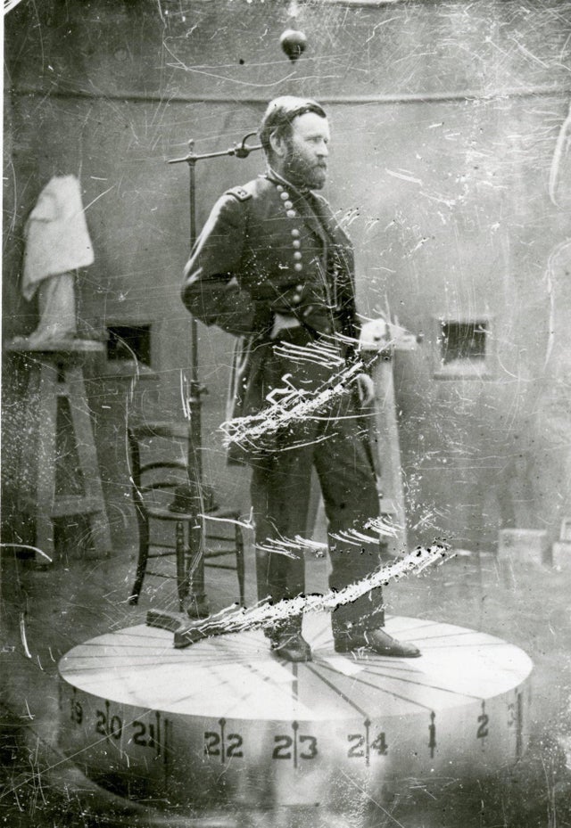 Foto rara do general e ex-presidente dos EUA, Ulysses S. Grant. Atrás dele, uma cinta de postura que era usada para evitar movimentos durante uma sessão de fotos. Movimentos bruscos causariam desfoques na foto devido ao longo tempo de exposição que era necessário. Início de 1860.