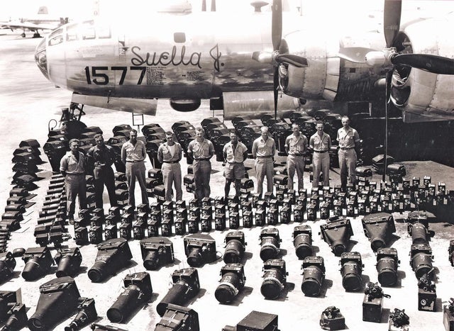 Fotógrafos e suas câmeras alinhados em preparação para um teste nuclear no Atol de Bikini, 1946.