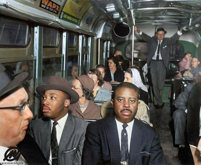 Martin Luther King Jr e Ralph Abernathy andando no primeiro ônibus desagregado em Montgomery, Alabama, em dezembro de 1956.