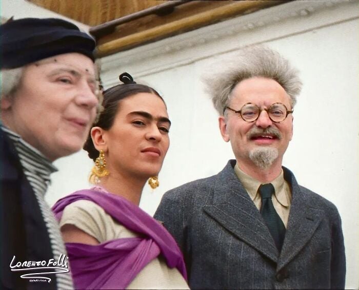 O revolucionário russo Leon Trotsky (direita), a artista mexicana Frica Kahlo (centro) e a revolucionária e espose de Trotsky Natalia Sedova, fotografados juntos no México, em 1937.