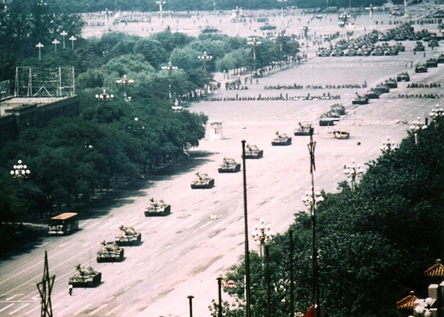 Versão completa da icônica foto de tanques chineses na Praça Taianannen sendo parados pelo desconhecido 