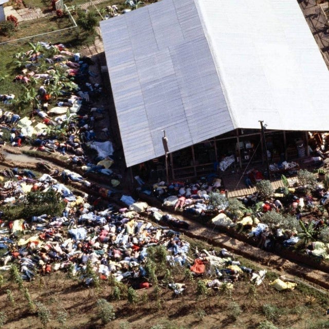 O assassinato-suicídio em massa de 909 seguidores do culto no Templo do Povo, de Jim Jones, Jonestown, Guiana, 1978.