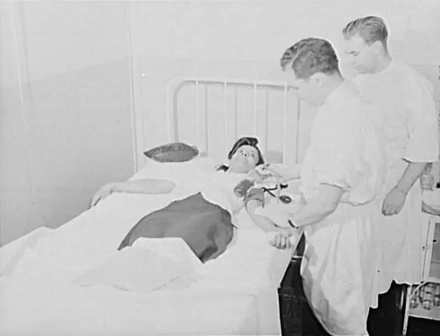 Jewal Mazique, uma funcionária afro-americana da Biblioteca do Congresso, doou seu sangeu para plasma em 1944. De acordo com as regras da Cruz Vermelha, que permaneceram em vigor durante a Segunda Guerra Mundial, seu sangue só poderia ser transfundido para outros afro-americanos.