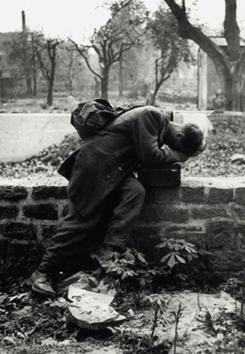 Um soldado alemão volta para casa, mas percebe que sua família não está mais lá. Frankfurt, 1946.