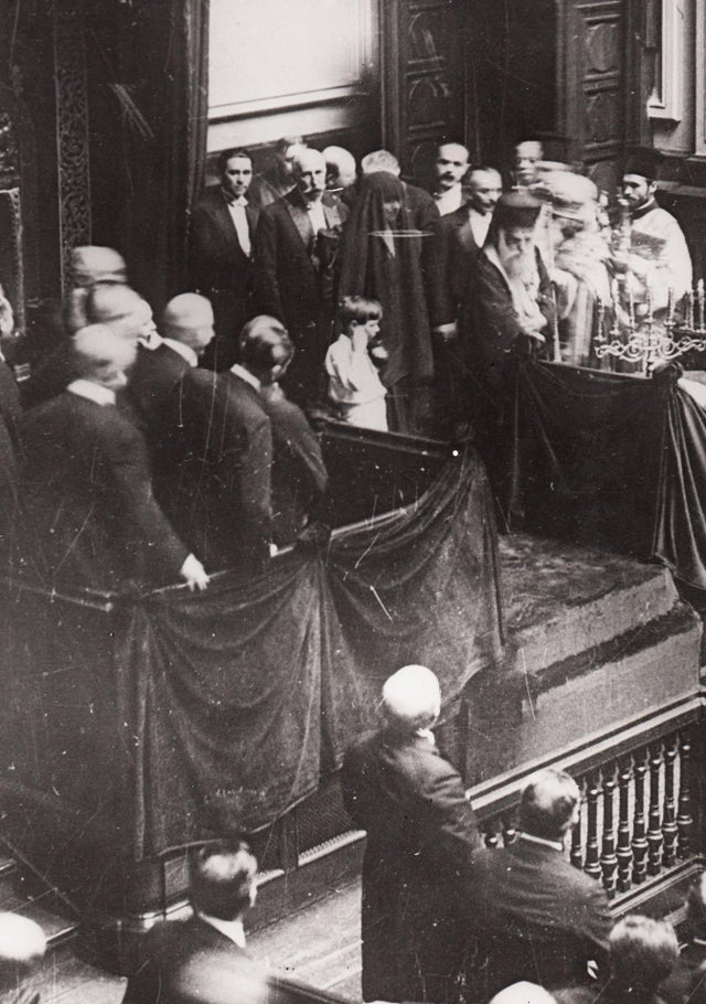 O novo rei romeno Miguel I, de apenas 5 anos, prestando juramento após a morte de seu avô, o rei Fernando I, 1927. 