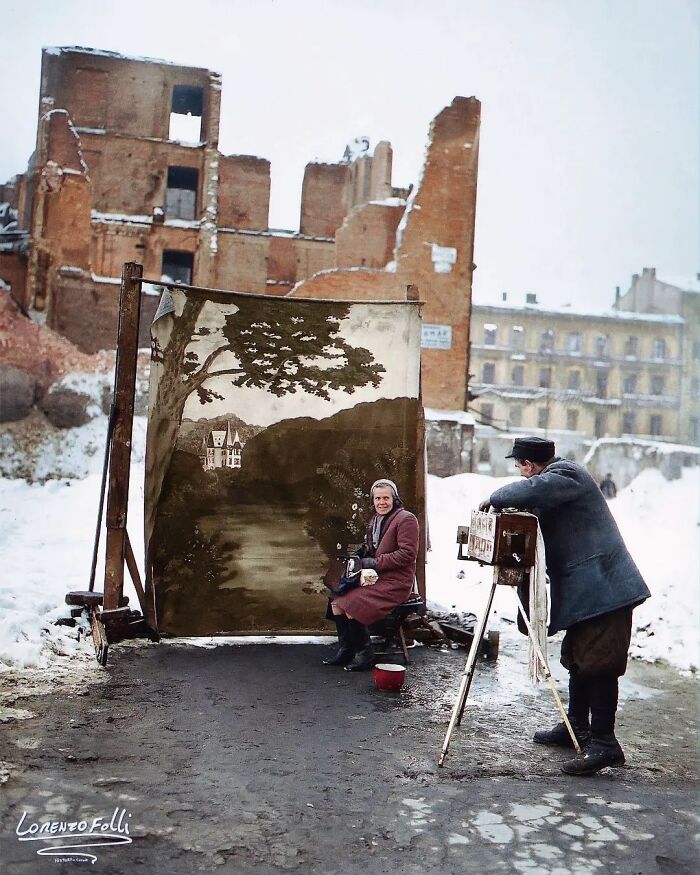 Fotógrafo Michael Nash usando um pano de fundo para esconder edifícios danificados durante a Segunda Guerra Mundial enquanto fotografa uma mulher em Varsóvia, Polônia, em novembro de 1946.