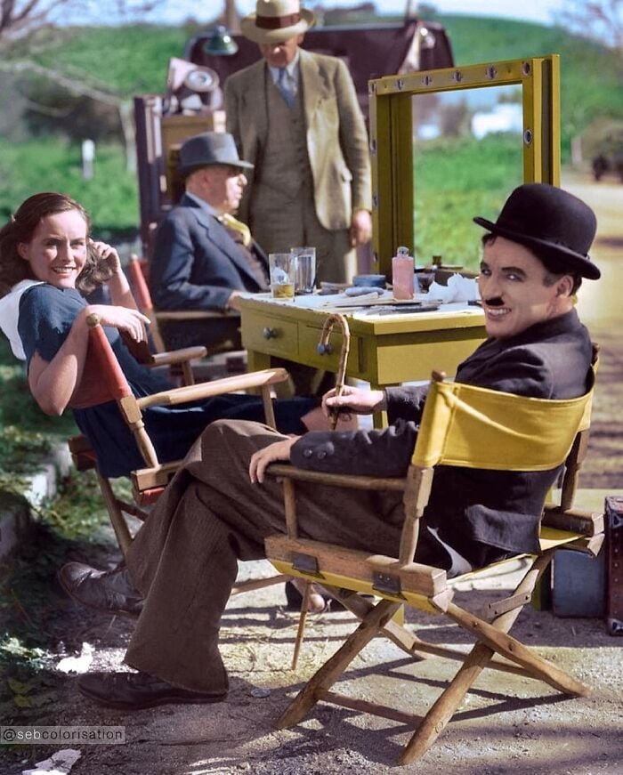 Paulette Goddard e Charlie Chaplin (vestido como seu famoso personagem ) fotografados em 1936 durante descanso no set do filme mudo Tempos Modernos.