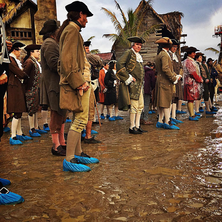 Os figurantes de Piratas do Caribe tinham que trabalhar em qualquer clima. As capas de sapato azuis mantinham seus sapatos limpos.