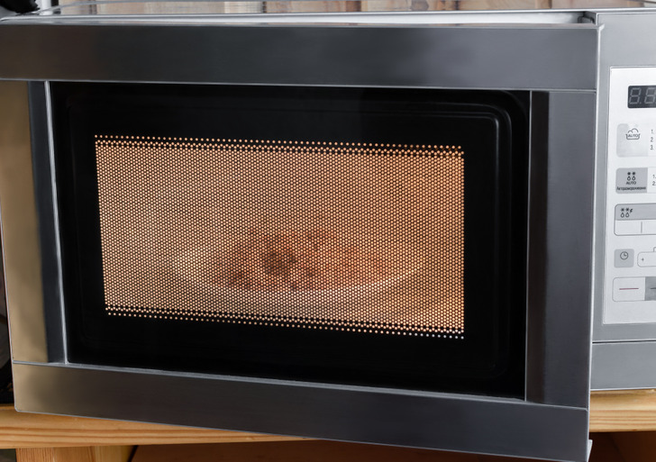A malha preta na porta do forno de microondas funciona como item de segurança. Sem ela, estaríamos expostos à influência nociva das microondas. A malha geralmente é feita de aço ou outro tipo de metal que reflete a radiação de volta e matém segura dentro do forno, evitando que atravesse o vidro.