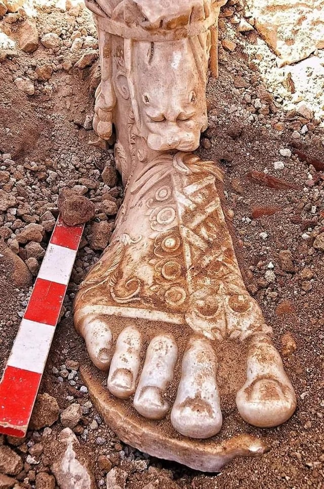 Parte inferior de uma perna e pé com sandália da estátua em tamanho real do imperador romano Marco Aurélio (reinado 161 - 180 dC) encontrada em Sagalassos, Turquia, em 2008.