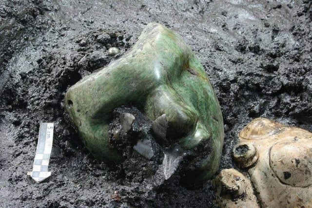 Máscara serpentina verde de 2000 anos encontrada na base de uma pirâmide no México.