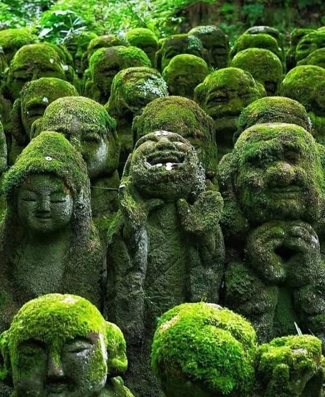 1200 esculturas de pedra com diferentes expressões em seus rostos no templo budista nenbutsu-Ju. Quioto, Japão.
