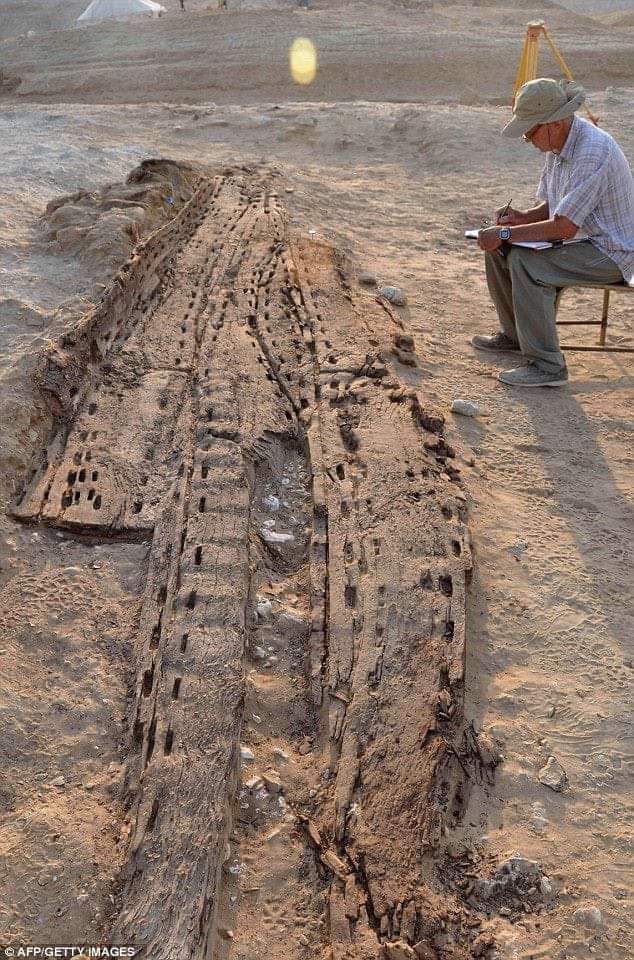 Barco de madeira de 5000 anos usado para faraós é descoberto por arquólogos franceses.