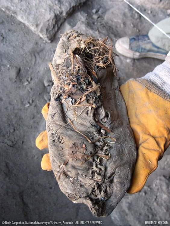 Um sapato de couro de 5500 anos - completo com cadarços - desenterrado em uma caverna na Armênia. O sapato está perfeitamente preservado e é mais velho que a Grande Pirâmide de Gizé.