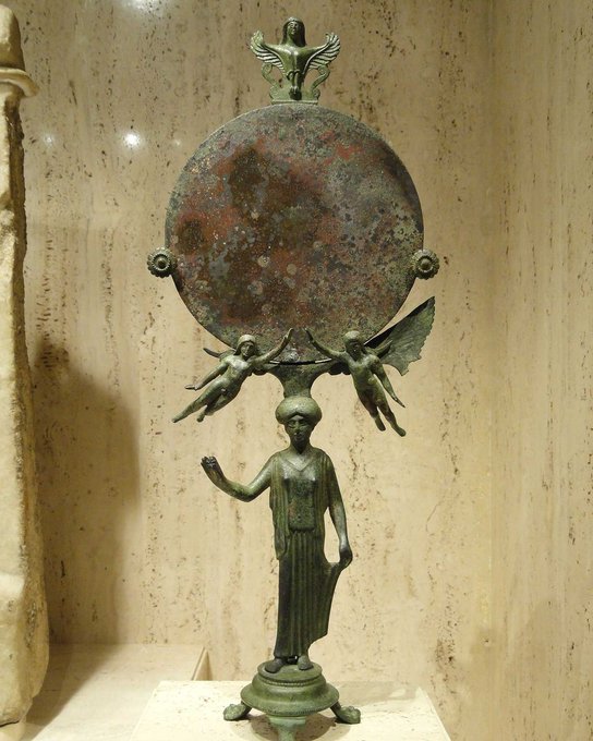 Espelho de bronze encontrado em uma tumba etrusca. 465-450 aC. O espelho está em exibição no Museu de Arte Nelson-Atkins.