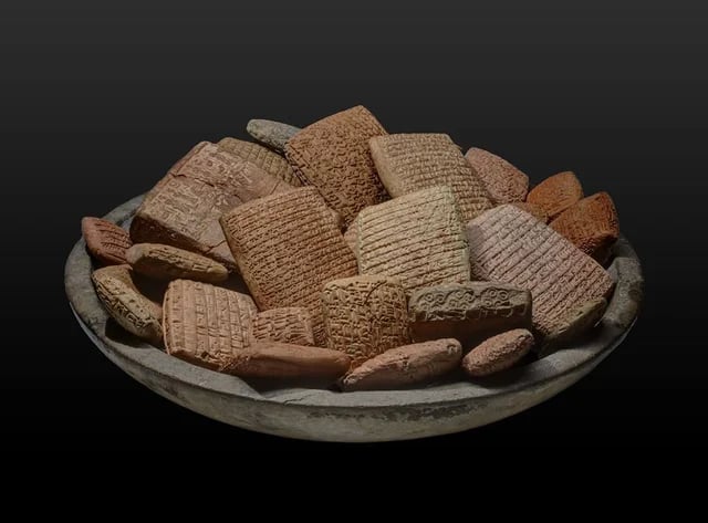 Antigos tabletes cuneiformes assírios da coleção babilônica de Yale.