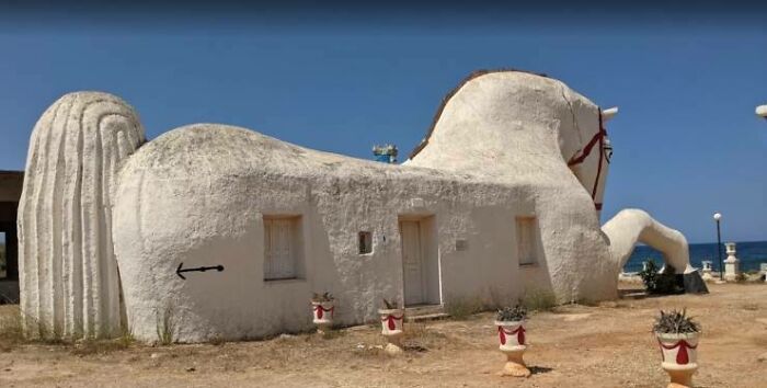 Cavalo de Poseidon, uma antiga biblioteca abandonada em uma praia do Pelopneso, Grécia