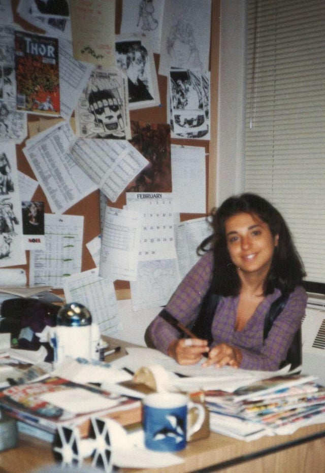 Escritora / editora de quadrinhos Ann Nocenti (mais conhecida por seus trabalhos em Demolidor, X-Men, Mulher-Aranha e Homem-Aranha), em seu escritório da Marvel Comics, meados da década de 1980.