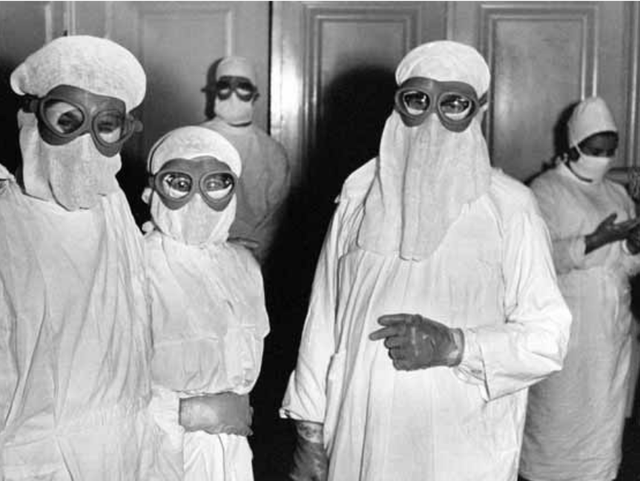 Equipe médica vestida com roupas de proteção durante a epidemia de varíola de 1963, em Wroclaw, Polônia. Ele foi trazido para a cidade por um agente do Serviço de Segurança que voltou da Índia. A cidade ficou em quartentena por 25 dias. 99 pessoas adoeceram e 7 delas morreram.