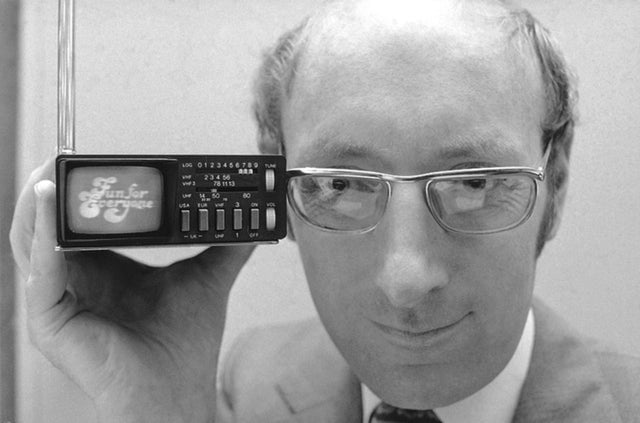 Clive Sinclair, fundador da Sinclair Radinics, exibe a revolucionária televisão Microvision - Nova York, 1977.