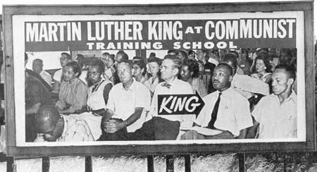 Outdoor anti-Martin Luther King chamando-o de comunista - década de 1960.