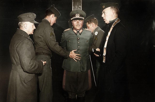 Anton Dostler, general nazista, momentos antes de ser executado por crimes de guerra. Aversa, Itália, 1 de dezembro de 1945.
