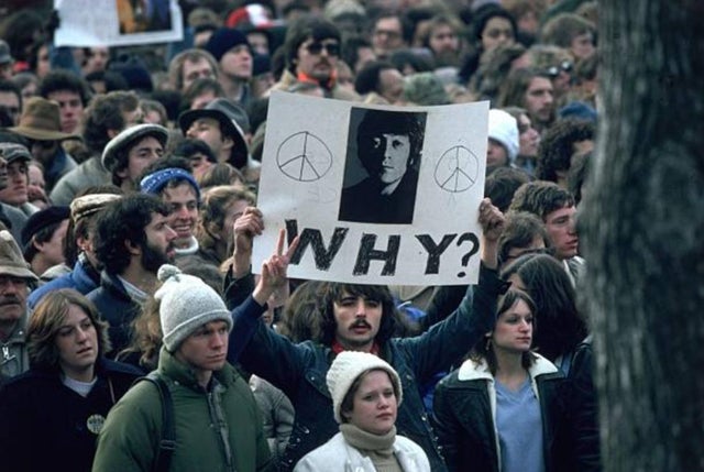 Dezembro de 1980: fãs de John Lennon fazendo vigília depois que foi morto a tiros por um fã, em 8 de dezembro, em Nova York. O cartas pergunta 