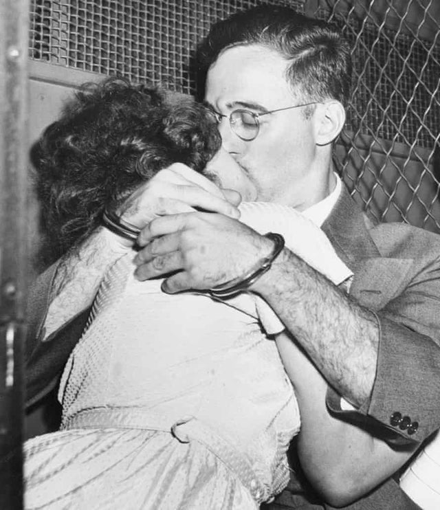 Julius e Ethel Rosenberg compartilham um beijo final antes de serem enviados para a Penitenciária de Sing Sing. O casal foi condenado por espionar e fornecer dezenas de informações ultra-secretas aos soviéticos. Ambos seriam executados em 19 de junho de 1953.