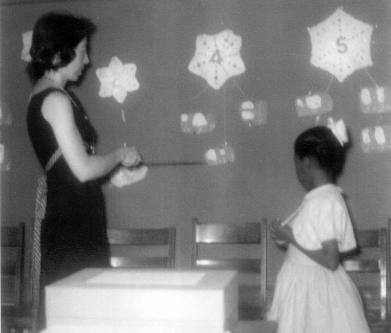 Barbara Henry ensinando a pequena Ruby Bridges em uma sala de aulas vazia. Assim que Bridges entrou na escola, os professores se recusaram a ensinar enquanto uma criança negra estivesse matriculada ali. Apenas uma pessoa concordou em ensinar Ruby. Por mais de um ano Barbara lecionou sozinha, como se ela estivesse ensinando uma classe inteira.