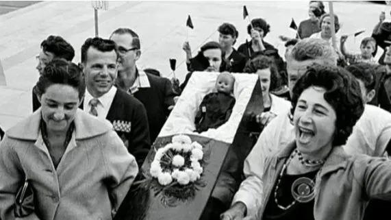 Enquanto isso, segregacionistas protestavam contra a entrada de Ruby na escola, chegando a colocar uma boneca para simbolizar a garota em um caixão - Luisiana, 1960.
