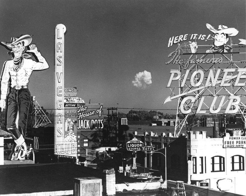 Nuvem de cogumelo de um teste atômico visto da Fremont Street, no centro de Las Vegas, 1955.