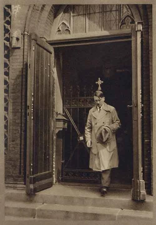 Hitler saindo de igreja evangélica luterana, em 1 de janeiro de 1932.