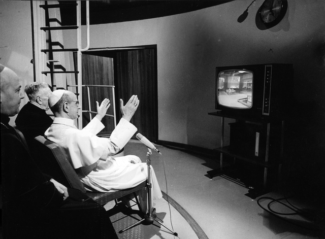 Papa Paulo VI assiste à transmissão do lançamento da Apollo 11, em 20 de julho de 1969.