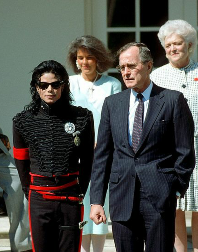 O presidente dos EUA, George W Bush, homenageia o cantor pop Michael Jackson com o prêmio de 