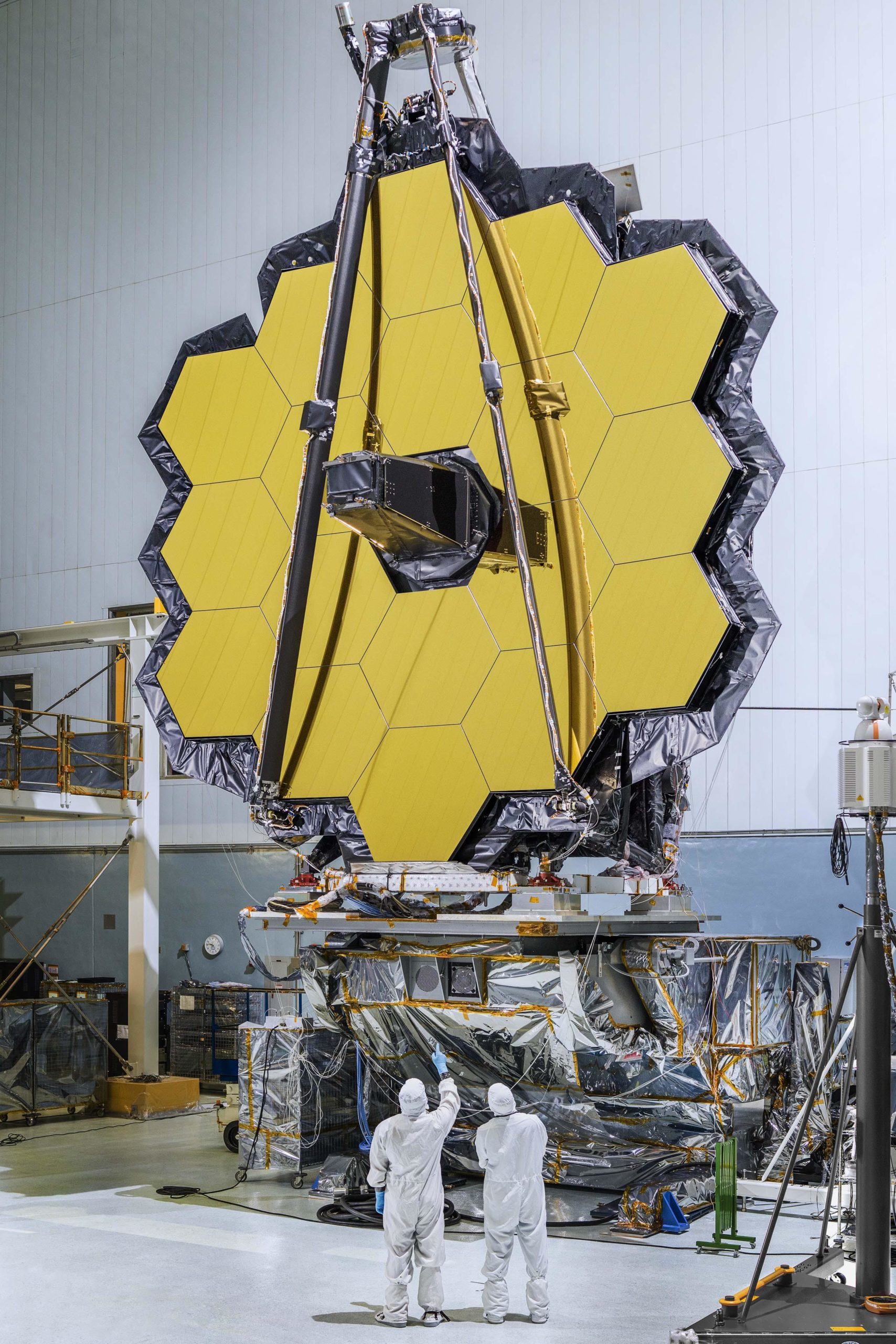O espelho primário do James Webb consiste em 18 espelhos hexagonais. Foto tirada pela NASA em 2016.