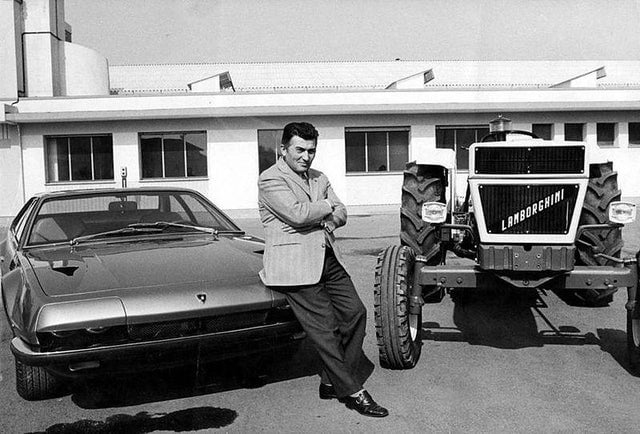 Após ser insultado pelo fundador da Ferrari e fundar sua própria empresa rival, em 1963, Ferruicco Lamborghini posa com um de seus automóveis e um trator. 