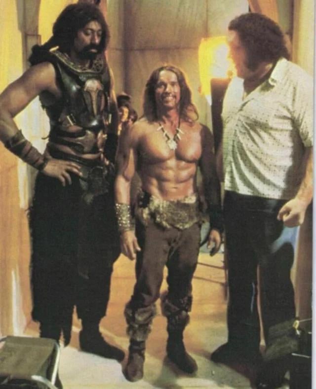 Arnold Schwarzenegger com o ex-jogador de basquete Wilt Chamberlain e André The Giant, no set de Conan, o Destruidor, 1983.