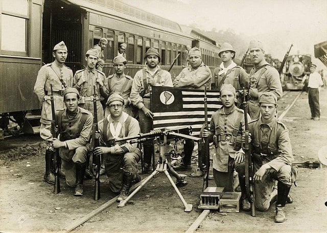 Soldados do trem blindado número 4 durante a revolução constitucionalista de 1932, no Brasil.