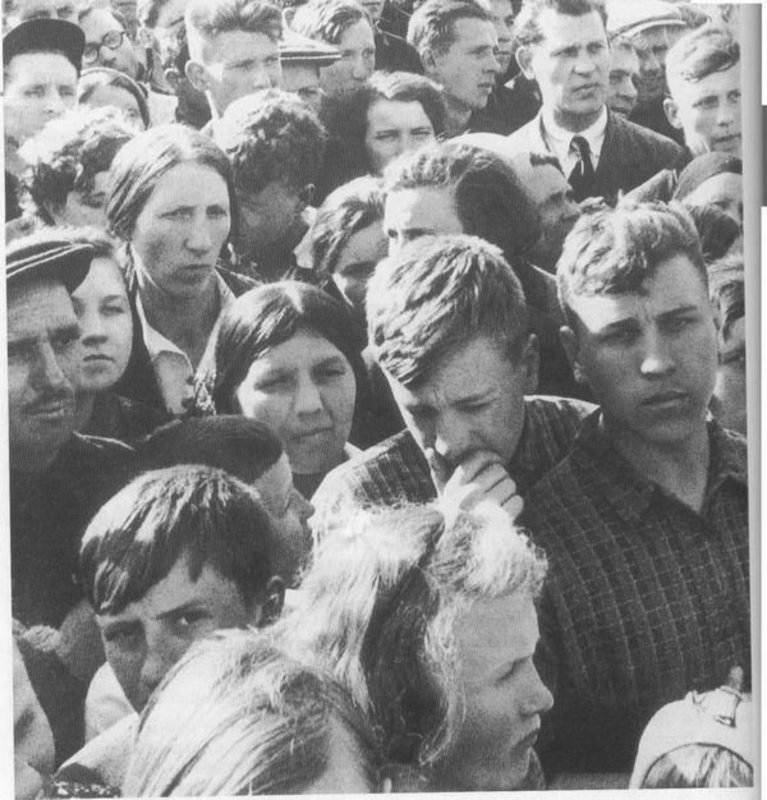 Cidadãos de Moscou ouvem um anúncio de rádio histórico, dizendo que as forças alemãs haviam iniciado a invasão às 4h da manhã e que a guerra começava. Cerca de 30% da população masculina pereceria nos próximos 4 anos (incluindo 90% dos homens nascidos em 1923). A foto foi tirada em 1941.