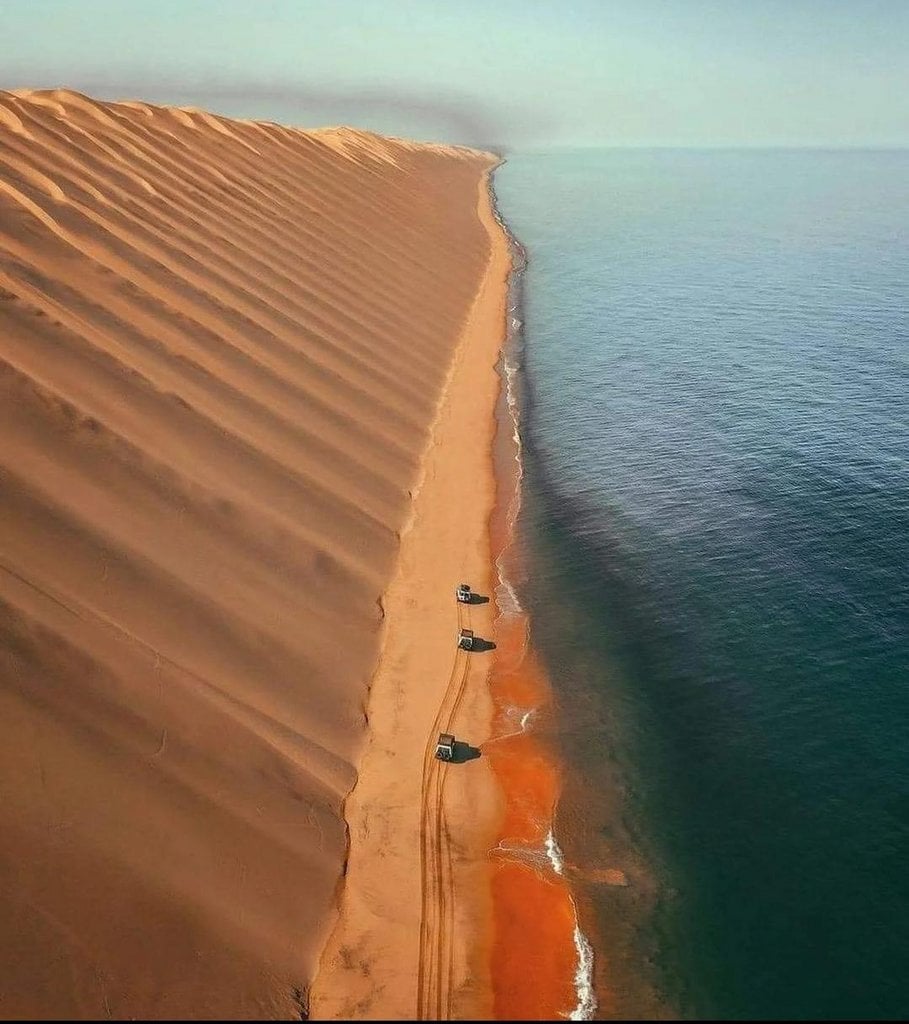 Esta é Namíbia, onde o deserto encontra o oceano.