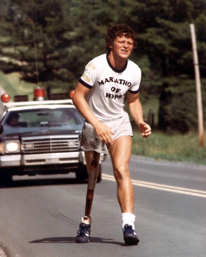Terry Fox, um canadense de 21 anos que perdeu uma perna para o câncer, começou uma corrida pelo Canadá para arrecadar dinheiro para a pesquisa do câncer. Ele correu o equivalente a uma maratona completa por dia. Ele fez isso 143 dias e 5373 km antes que a propagação do câncer o forçasse a desistir. Ele morrem em junho de 1981.