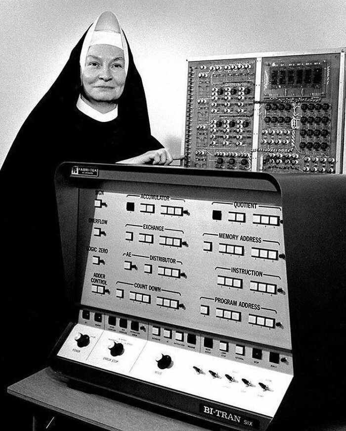 Irmã Mary Kenneth Keller, a primeira mulher a obter um doutorado em ciência da computação nos Estados Unidos, em 1965.