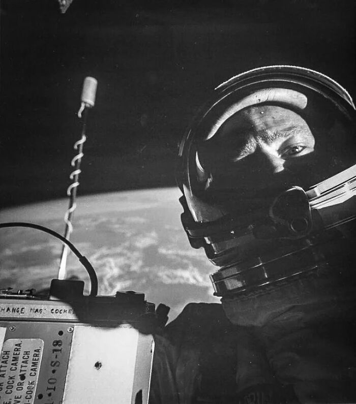 Buzz Aldrin fazendo a primeira selfie no espaço, em 1966.