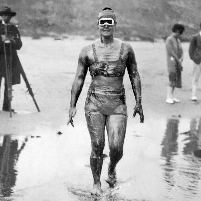 Gertrude Ederle se torna a primeira mulher a nadar no Canal da Mancha, em 1926