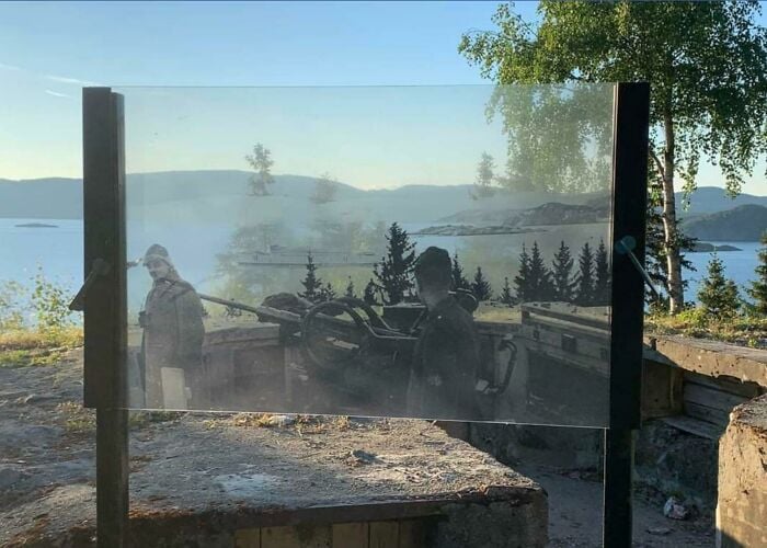 Bateria antiaérea alemã em Aasenfjord, Noruega. Uma tela transparente com uma foto foi colocada para que você possa ver como era antes