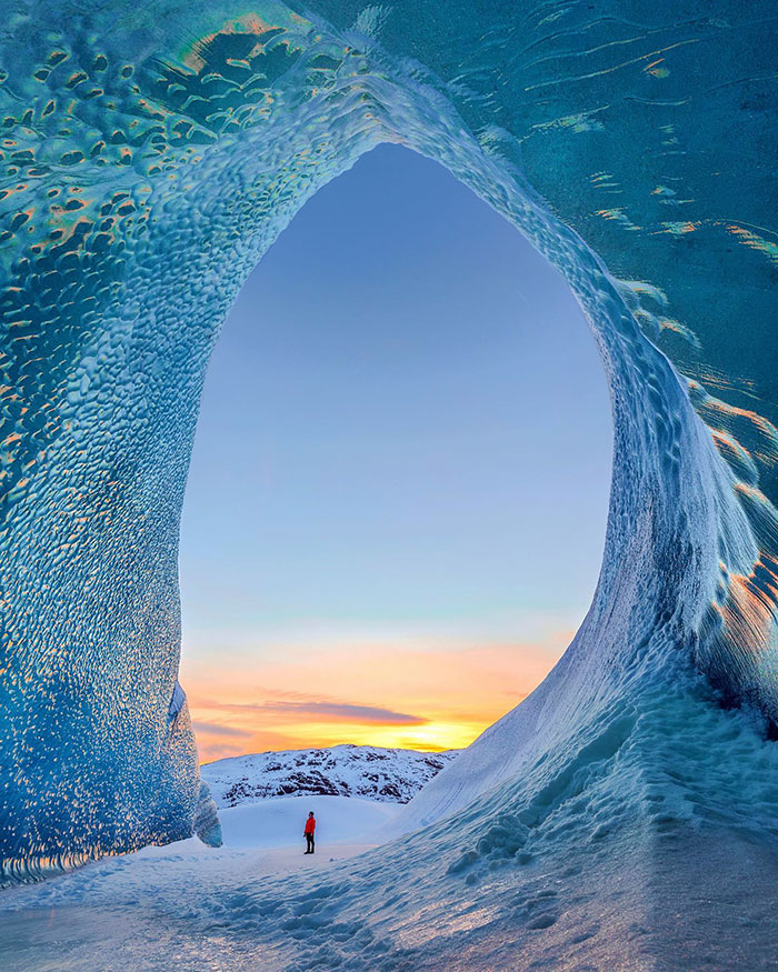 Caverna de gelo na Islândia que parece uma onda gigante congelada