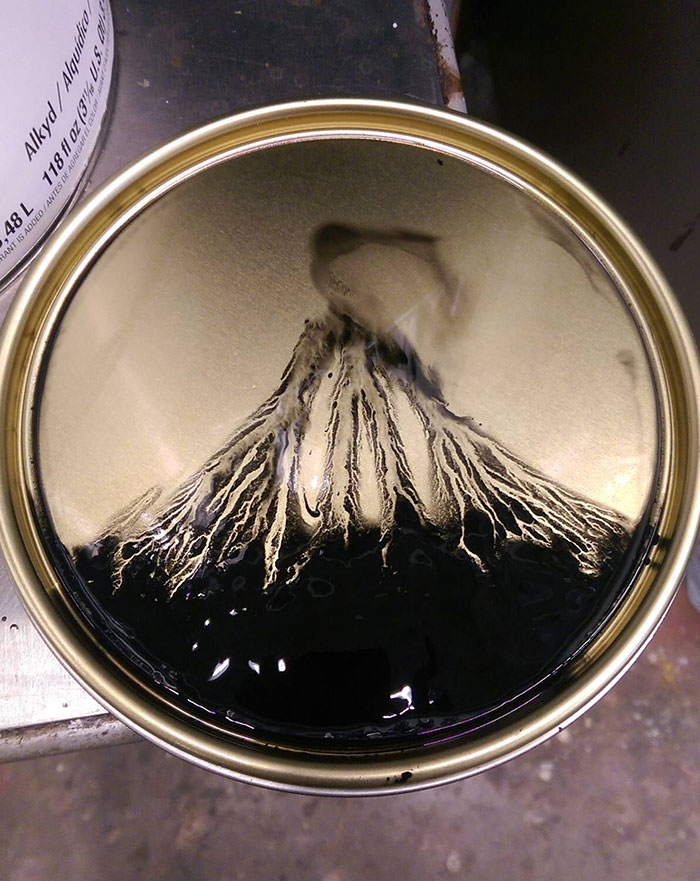 Explosão vulcânica na tampa de uma lata de tinta