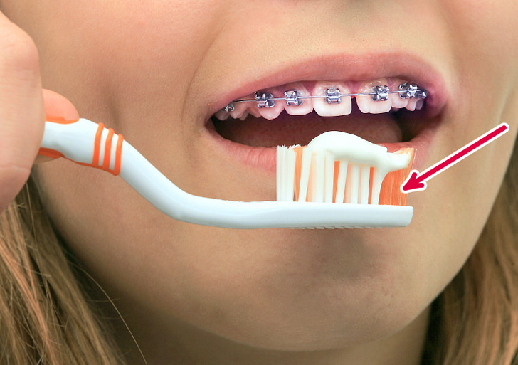 A maioria das escovas de dentes tem cerdas coloridas não apenas para fins de design, mas também para indicar que sua escova está desgastada demais para ser usada. Uma vez que a vibração desaparece e as fibras se afinam, é hora de trocá-la por uma nova.