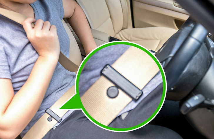 Aquele pequeno botão circular de plástico encontrado nos cintos de segurança serve para evitar que a fivela escorregue e dá mais comprimento à alça para manter o motorista e os passageiros seguros.