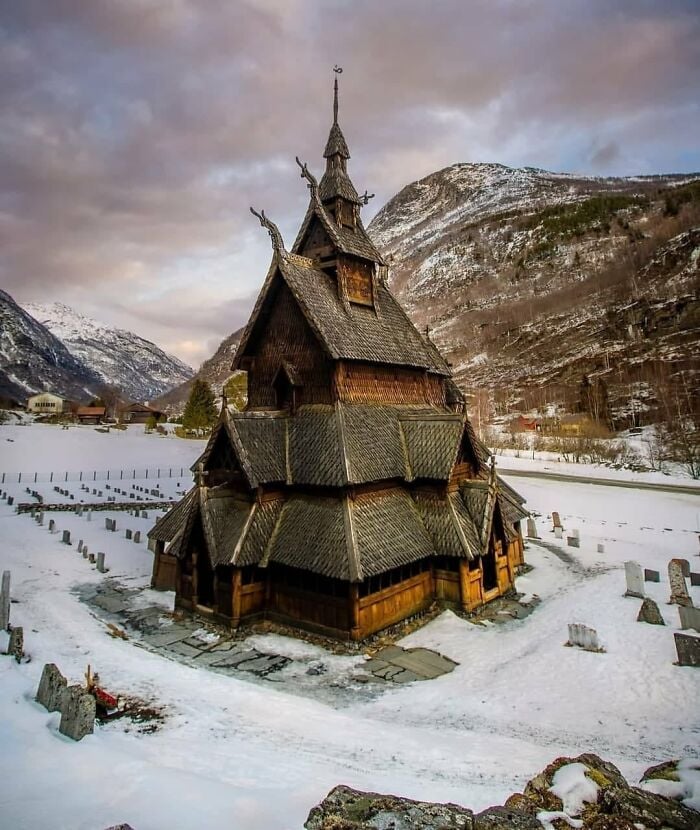 igreja de 800 anos em Borgund, Noruega, feita inteiramente de madeira sem um único prego